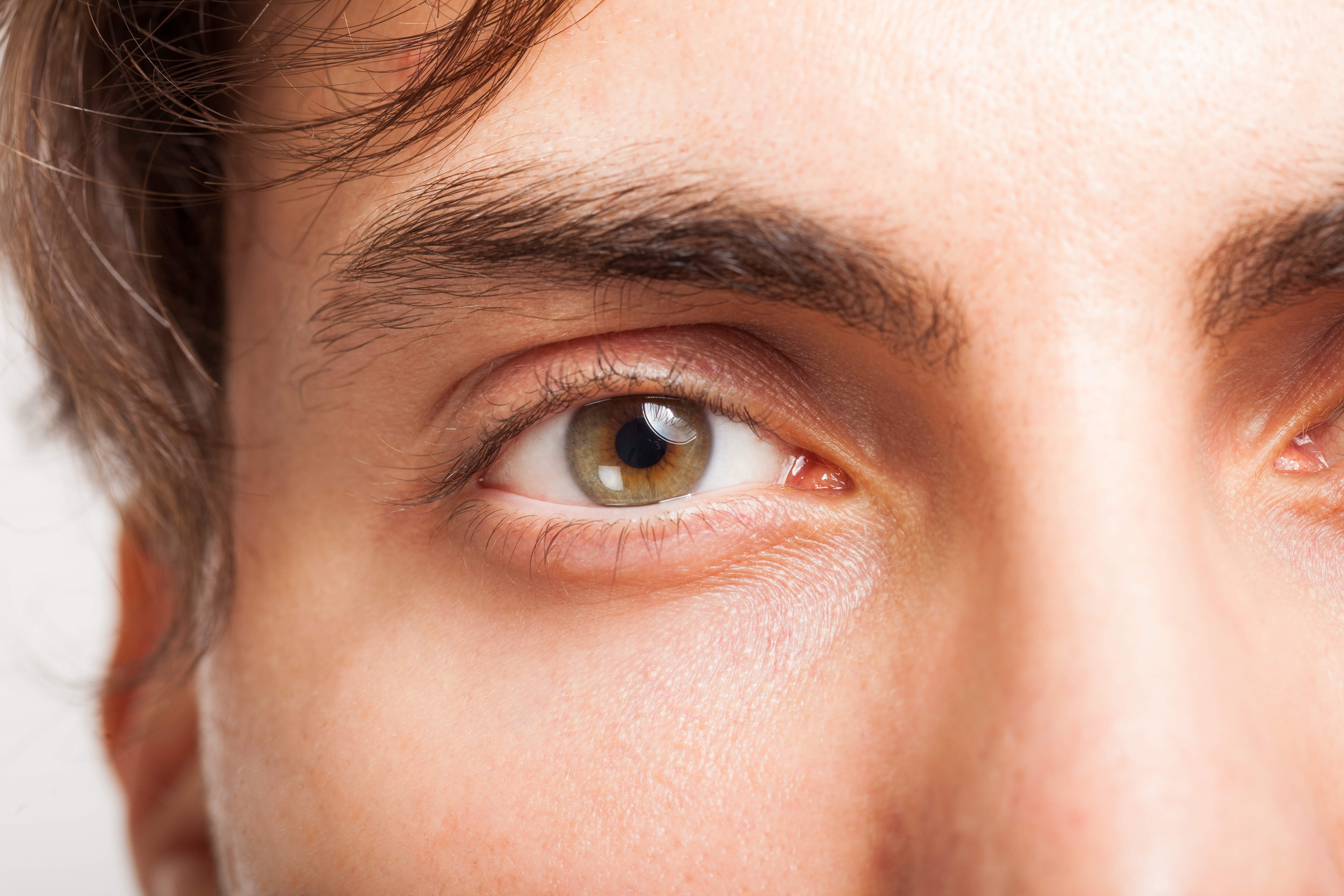 Чуть чуть прищурь глаза. Глаза мужские. Глаз человека. Зелено карие глаза мужские. Зеленые глаза мужские.