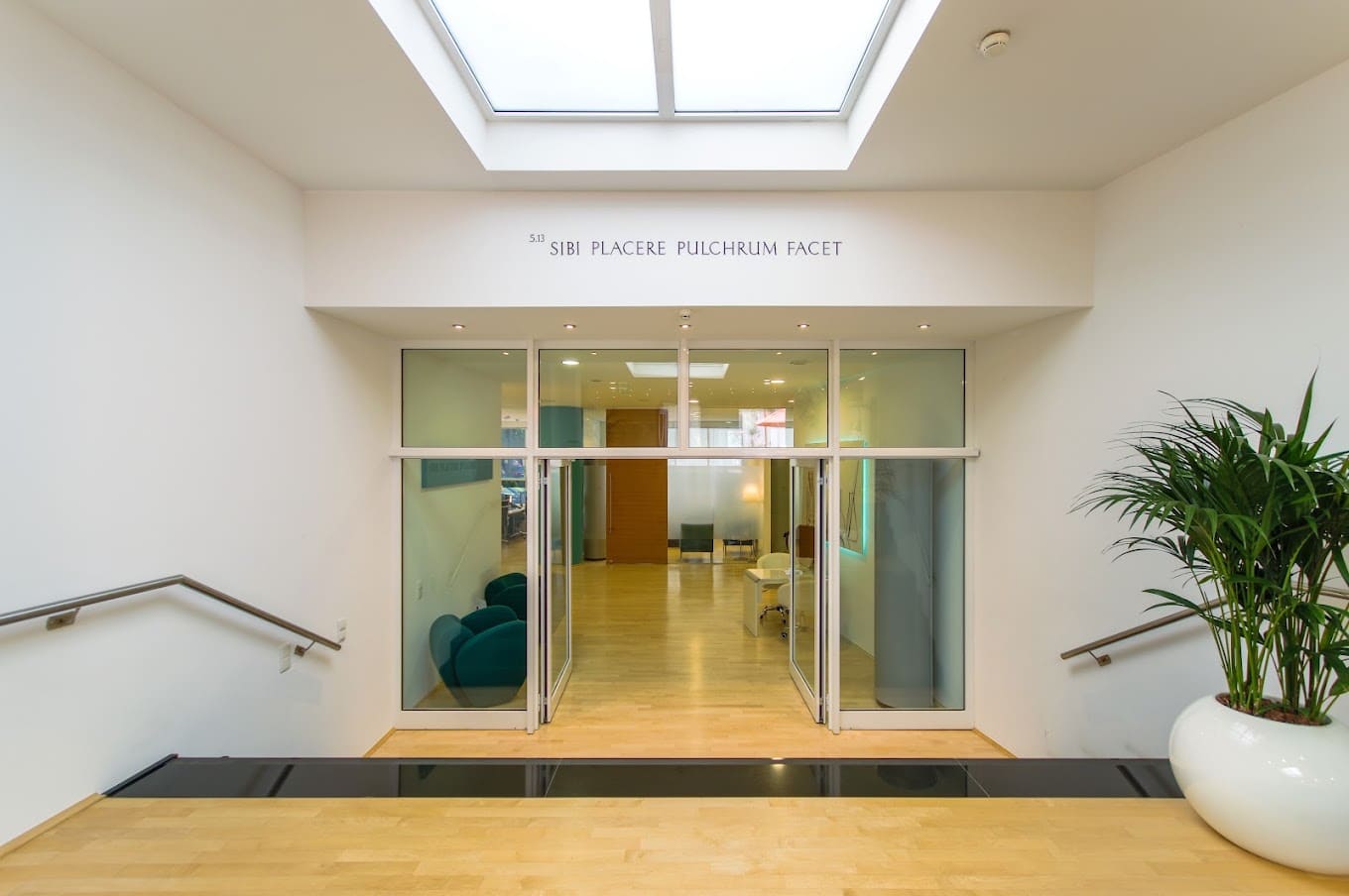 Eingang der Beethoven Klinik in Köln mit dem Leitspruch Sibi placere pulchrum facet über der Tür